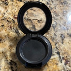 MAC Cosmetics Single Eyeshadow in Carbon